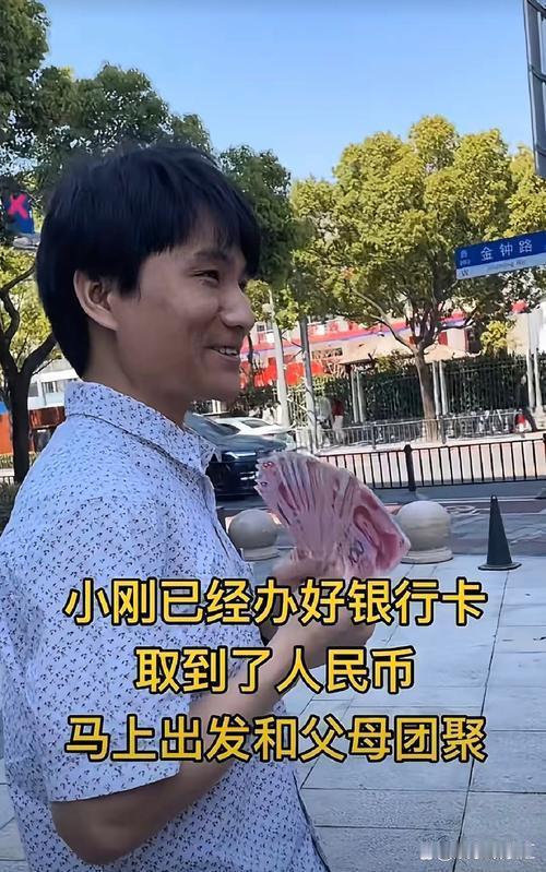 2月1日，国际金价创40年最大单日跌幅后，北京一位佛系大爷一早现身菜百排队买金条