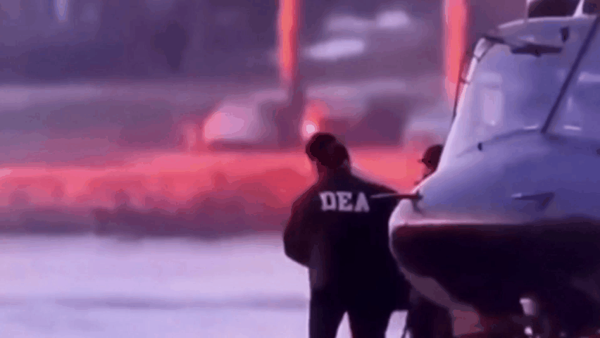 马杜罗和夫人弗洛雷斯在特警的押送下，前往纽约曼哈顿南区联邦法院，出席听证会。马杜