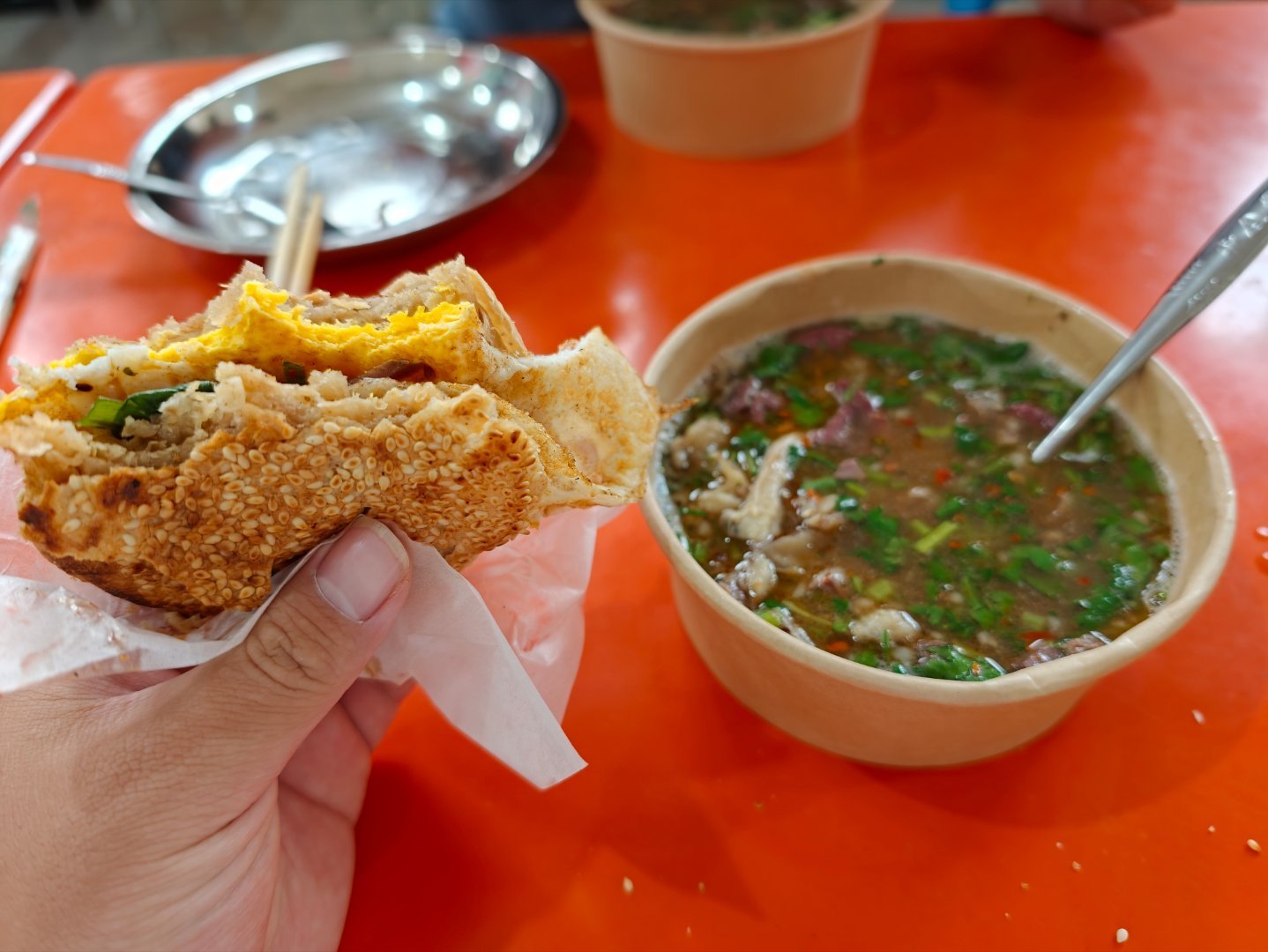 烧饼夹鸡蛋配羊汤！ 