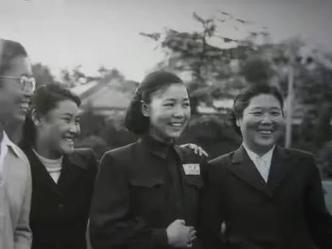 这张老照片，我一眼就认出了笑容灿烂的电影演员田华，丰颊贝齿的豫剧表演艺术家常香玉
