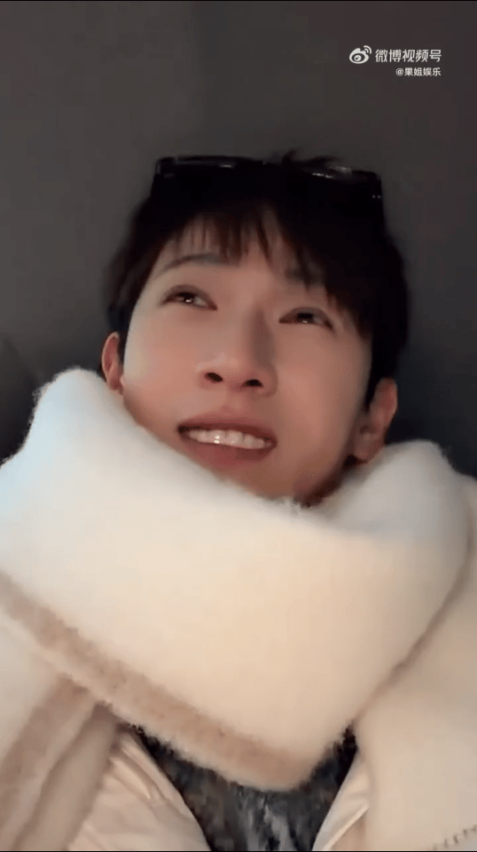 有一瞬间的错觉，以为李昀锐裹在被子里直播，毛茸茸的大白围巾好可爱，像个糯米团子 