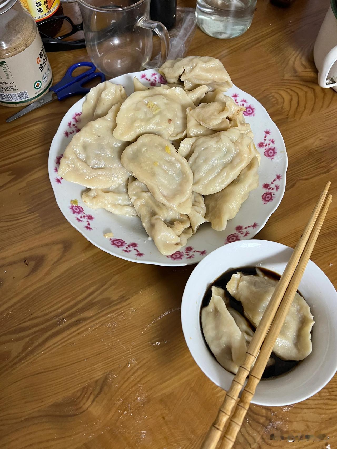 冬至吃饺子[呲牙]冬至吃饺子吃 冬至要吃好吃哒 冬至吃饺子😃 冬至节到吃饺子