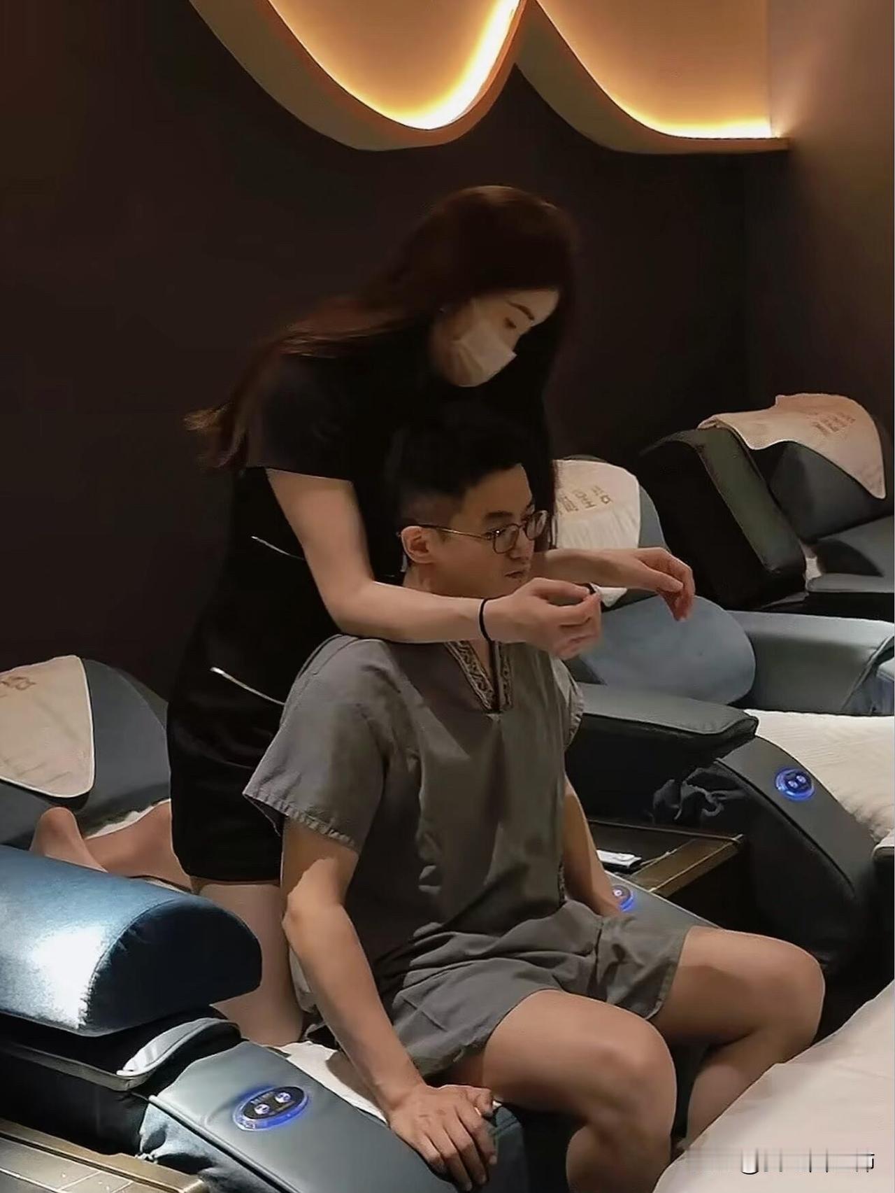 昨天在足浴店，被一个陌生技师的话整破防了。
买单时她悄悄拦住我，压低声音说：“哥