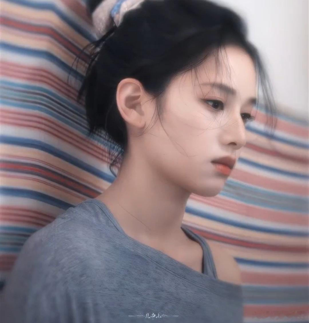 张婧仪美得像居家写真谁能拒绝张婧仪自带的居家温柔滤镜，没有华丽妆造与繁复布景，仅