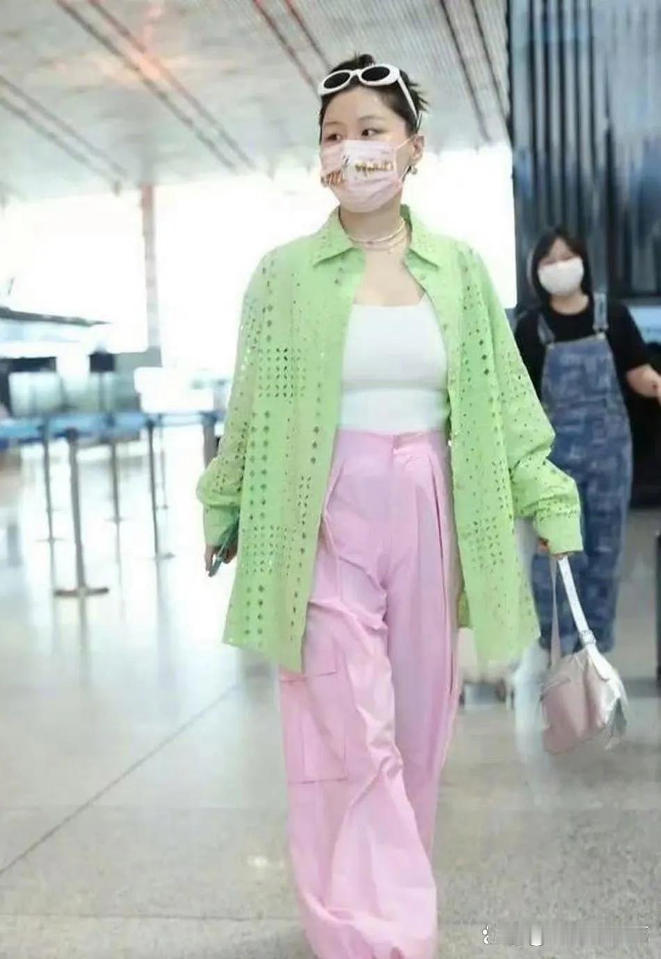 成名后的金婧，不攀附亲贵，特立独行，自信自立！
怀孕后也素颜示人，不娇不躁，满满