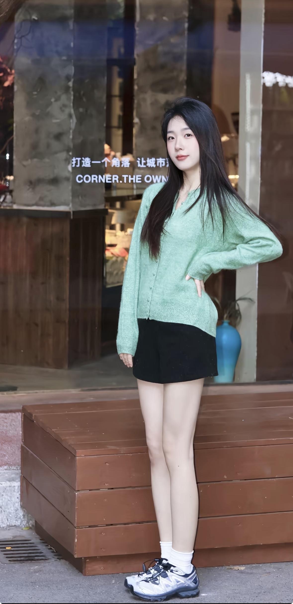 清新穿搭指南：绿衣少女与都市风情的碰撞