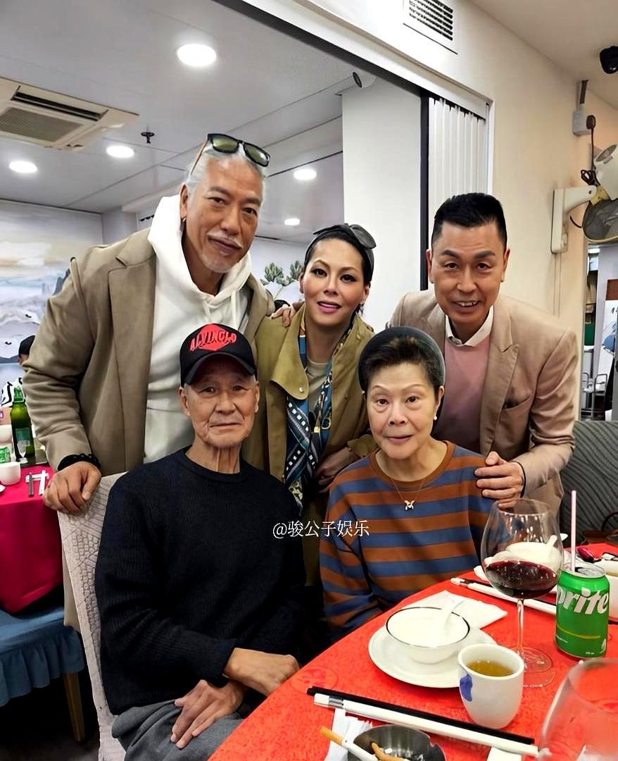 一掀桌子吓哭一代人的乌鸦哥，现在端着茶杯连大声说话都不敢了。
 
你推开香港街头