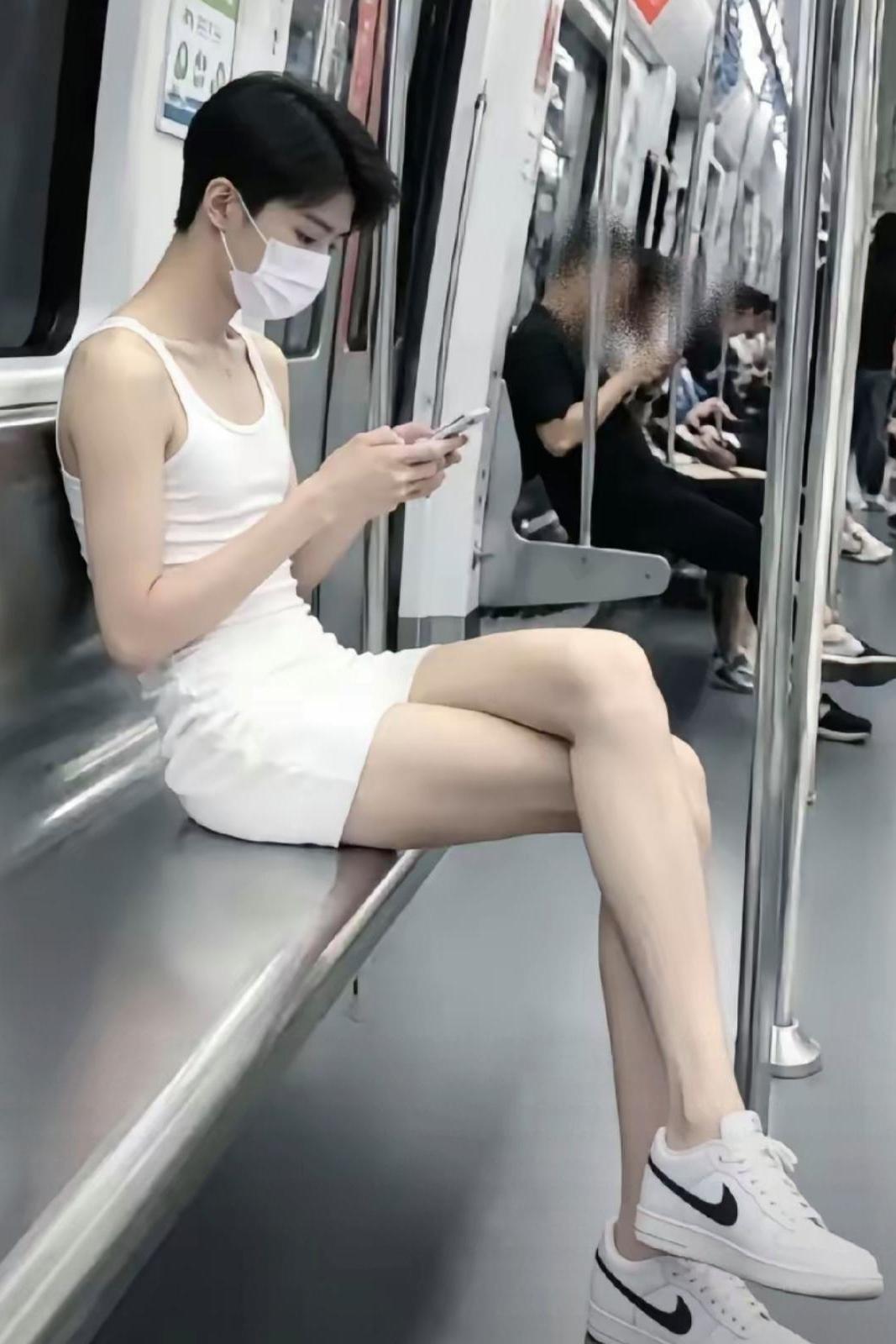地铁里偶遇一幕，看得心里有点别扭
 
小伙子身材高挑清秀，外形条件很不错。

可