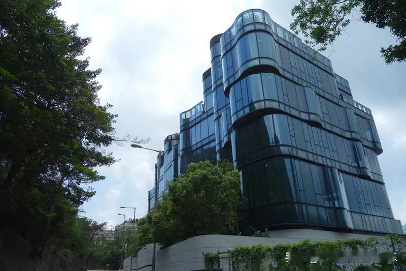 近日据香港媒体报道，周润发时隔16年再次卖房套现，以750万港元卖出香港西半山一