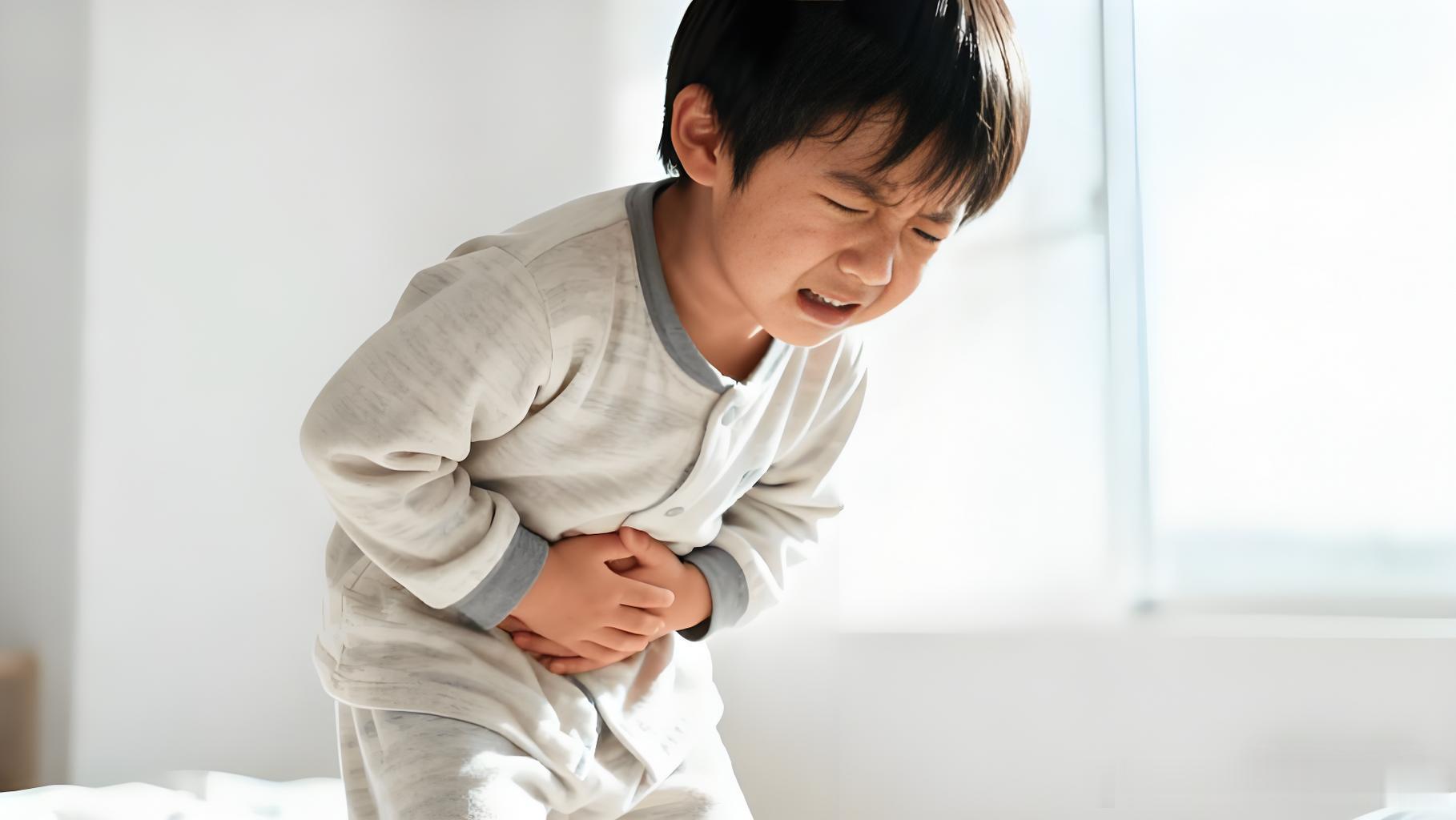 真心提醒各位家长：孩子总断断续续喊肚子疼，真的别轻易说是装病！暑假是儿童反复腹痛