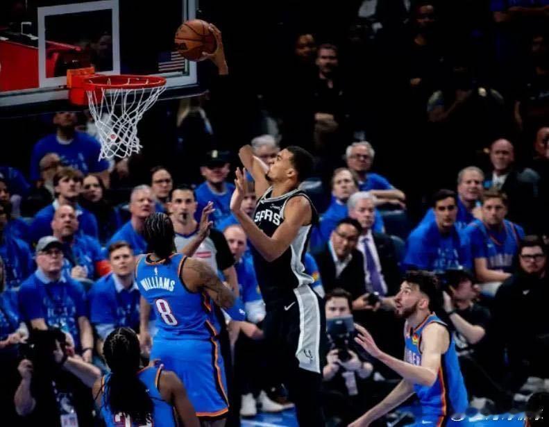 NBA季后赛马刺雷霆双加时大战🤯救命！谁能想到G1直接打到双加时啊！雷霆主场被