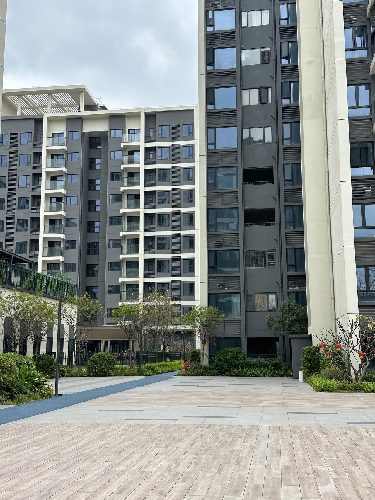 思考一下，还是下定决心买了一手住宅🏠
在广州打拼了10余年，也没有想过买房买车