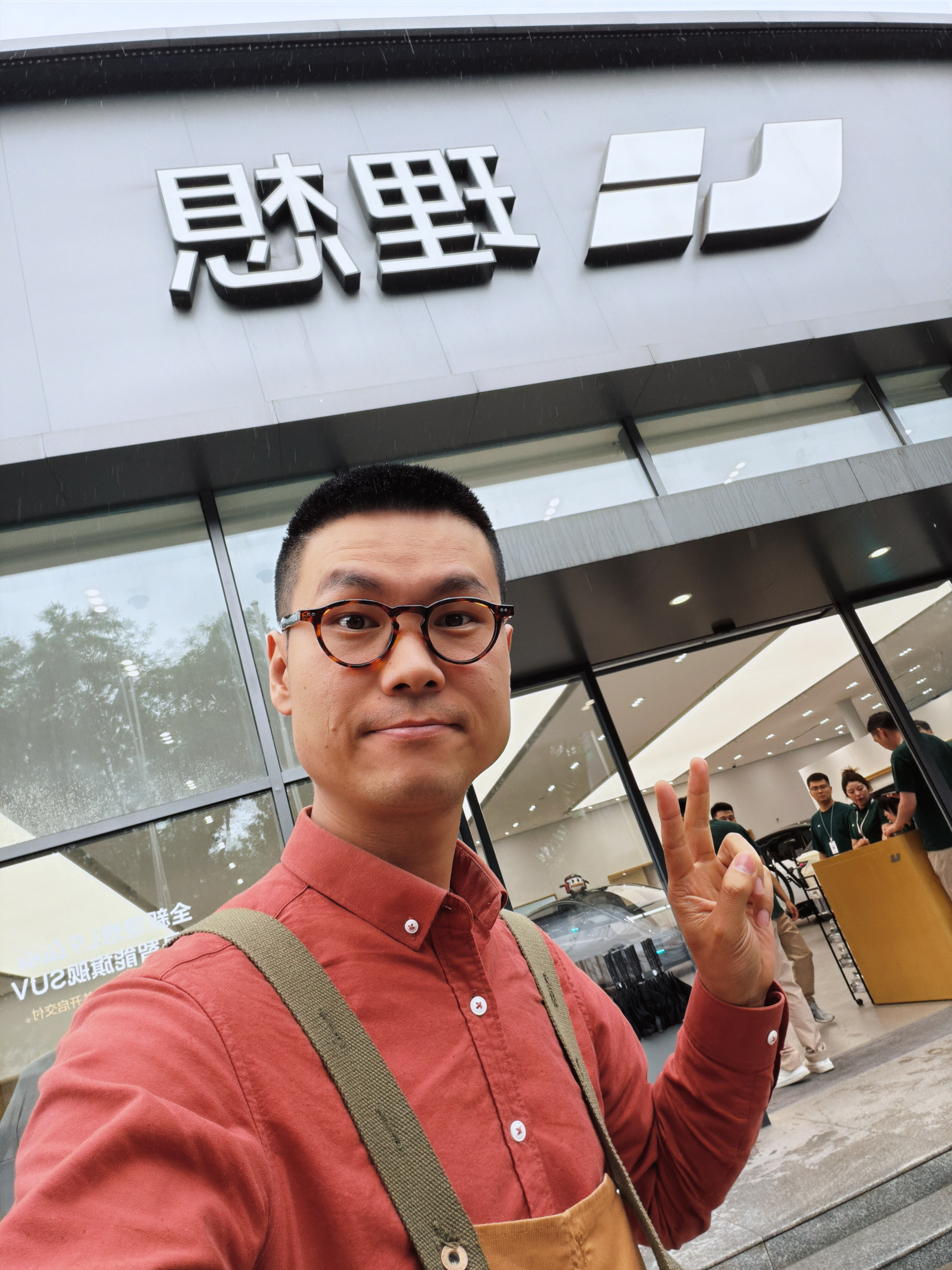 四舍五入，咱和易洋千玺开一样的理想L9 Livis哦，我差两万没选双拼色。全新一