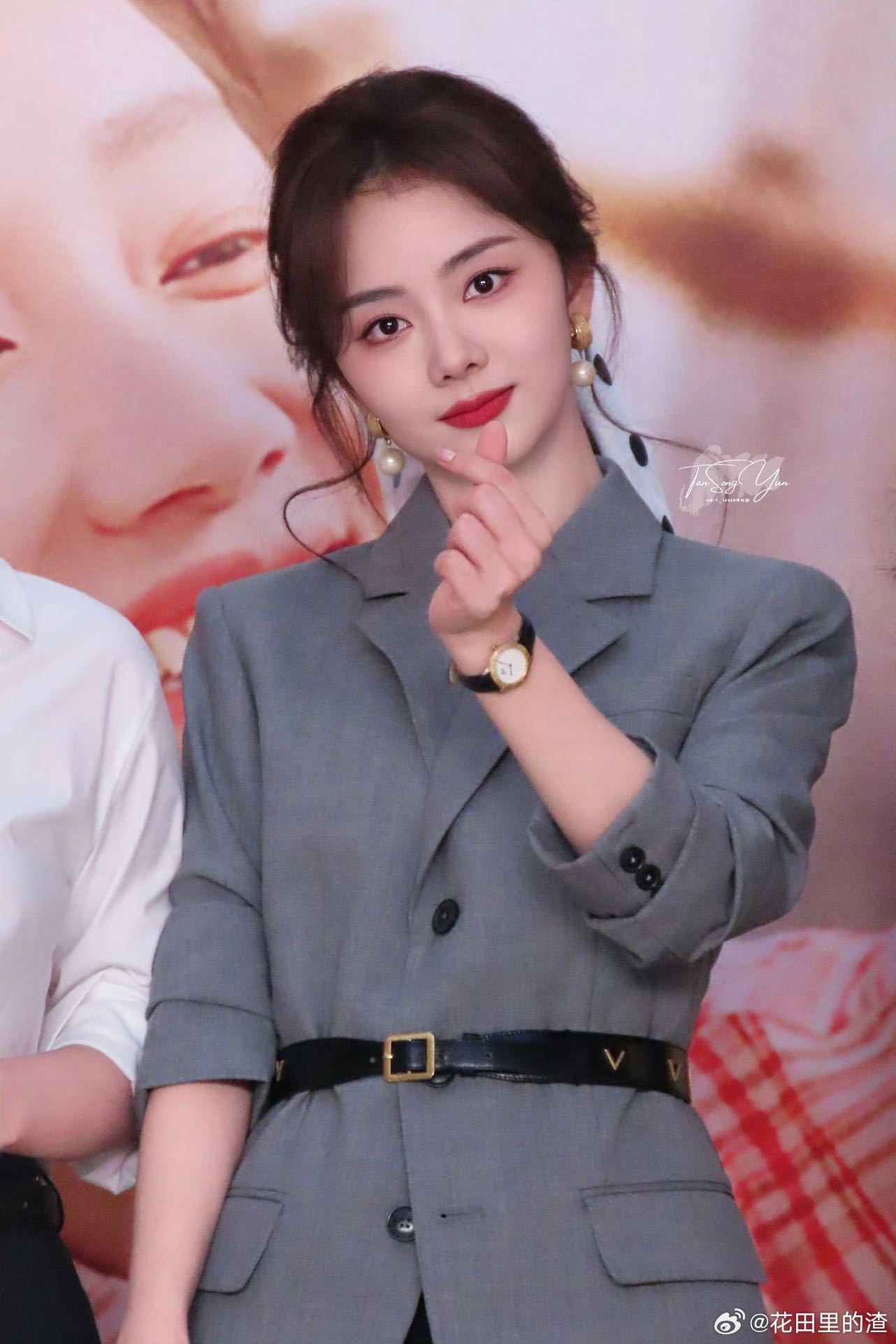 谭松韵方婉之职场穿搭 廓形西装衬得人又挺拔又有气质，方婉之好绝。 