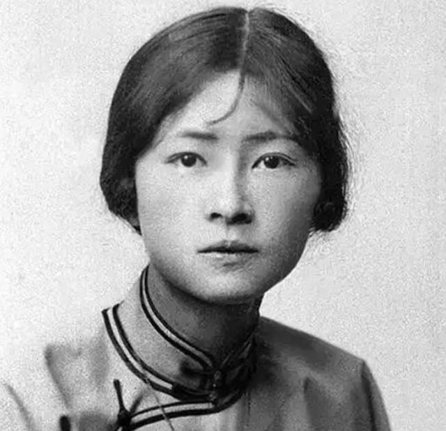 1953年，时任北京市副市长的吴晗，要拆除部分古建筑，遭到林徽因阻拦。他指着林徽