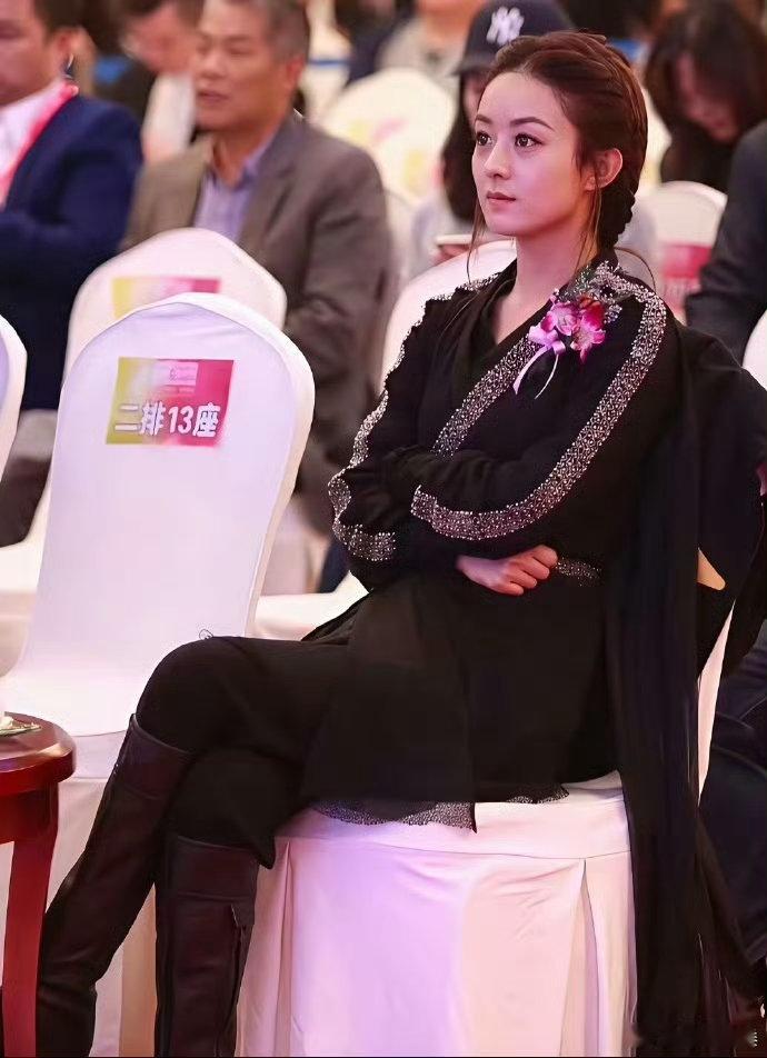 到现在都还记得当年赵丽颖就是穿了这一身去参加的颁奖典礼，结果被群嘲，可是谁也没想