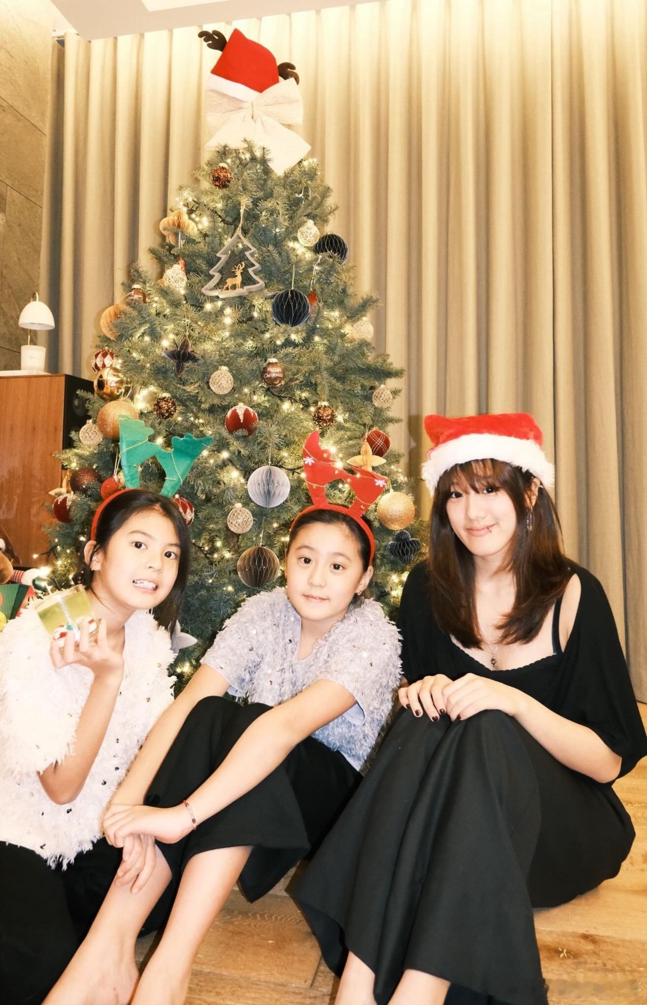 贾静雯修杰楷一家五口过圣诞，波妞好漂亮啊贾静雯修杰楷一家五口圣诞合照贾静雯修杰楷