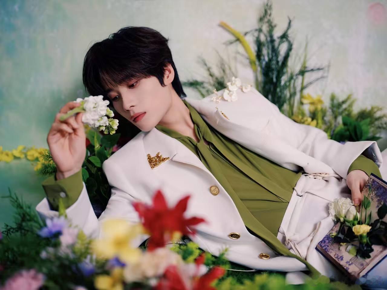 井胧被一大片花团围住唱歌2026川渝春晚 井胧是真的会选场景，那么多花围着，他偏