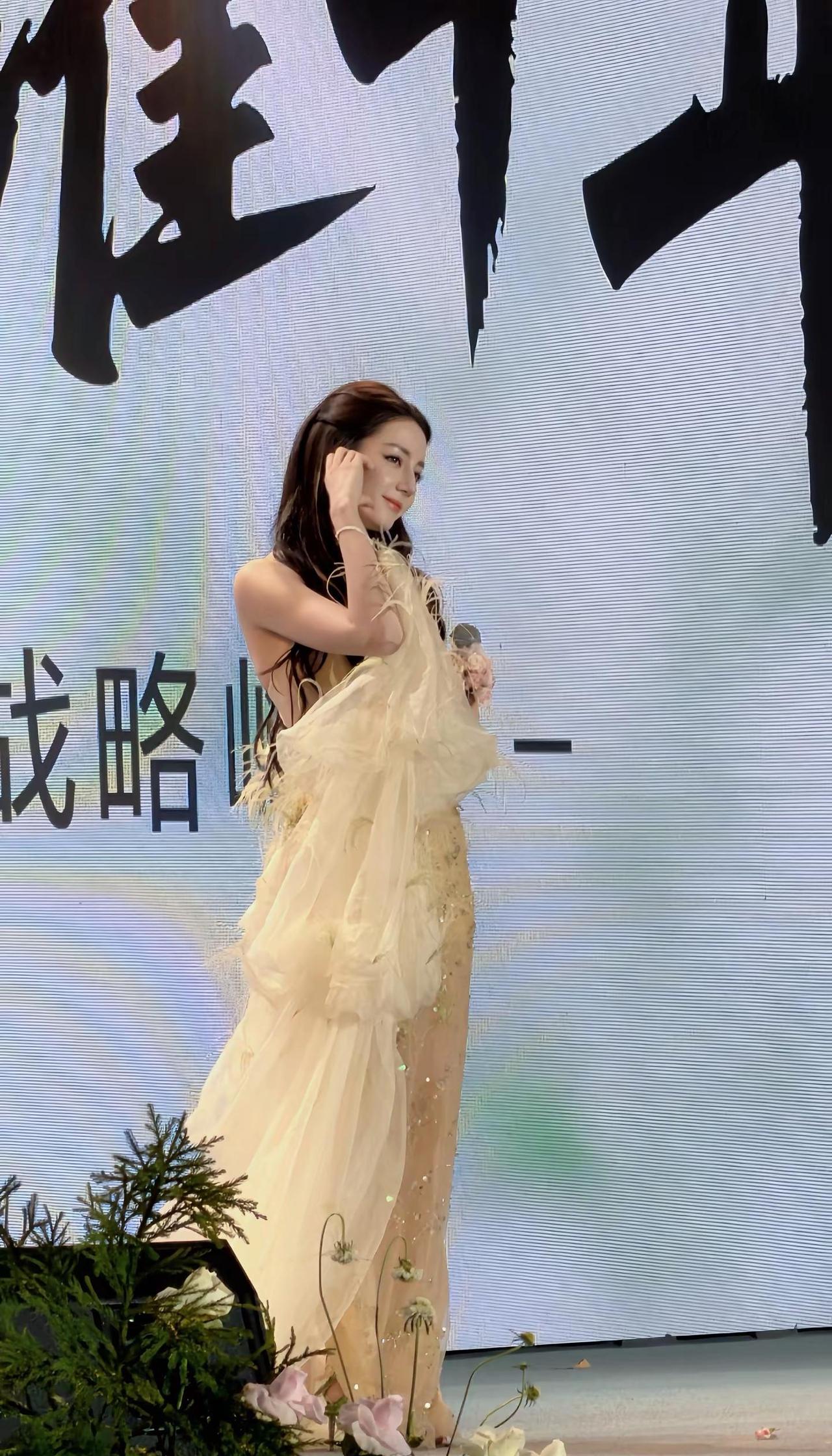 最后两张像眼里看到的精致的姐姐。迪丽热巴线下活动 迪丽热巴美神降临 迪丽热巴 迪