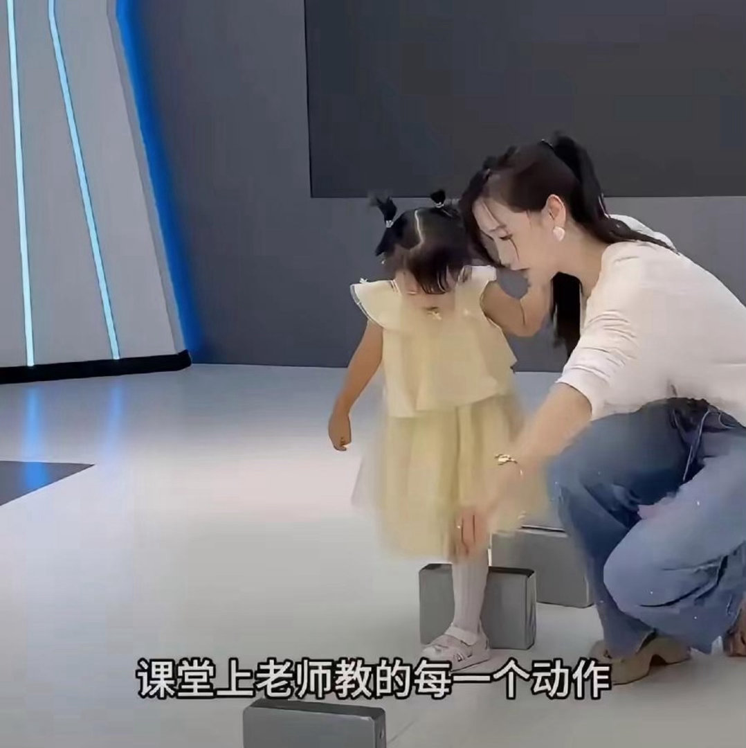 杨幂赴港看女儿，从不住前夫家，她给女儿的，或许不是时刻相伴，而是一个母亲不必向任