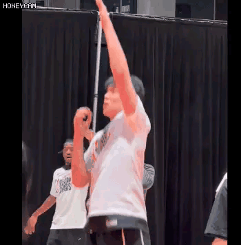 开拓者新星杨瀚森开始摩拳擦掌了！今天为了备战NBA全明星新秀赛，杨瀚森在热身训练