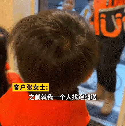 宝妈找跑腿小哥送孩子上学这一行为反映了以下一些社会现象：

 生活节奏与需求的变