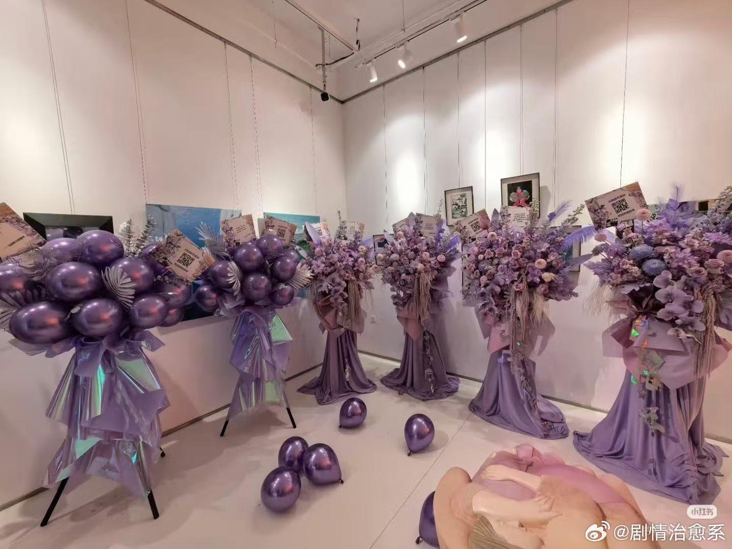 马嘉祺毕业典礼花篮应援 线下场地被紫色花海填满，大气花墙搭配精致花篮，漫画立牌和