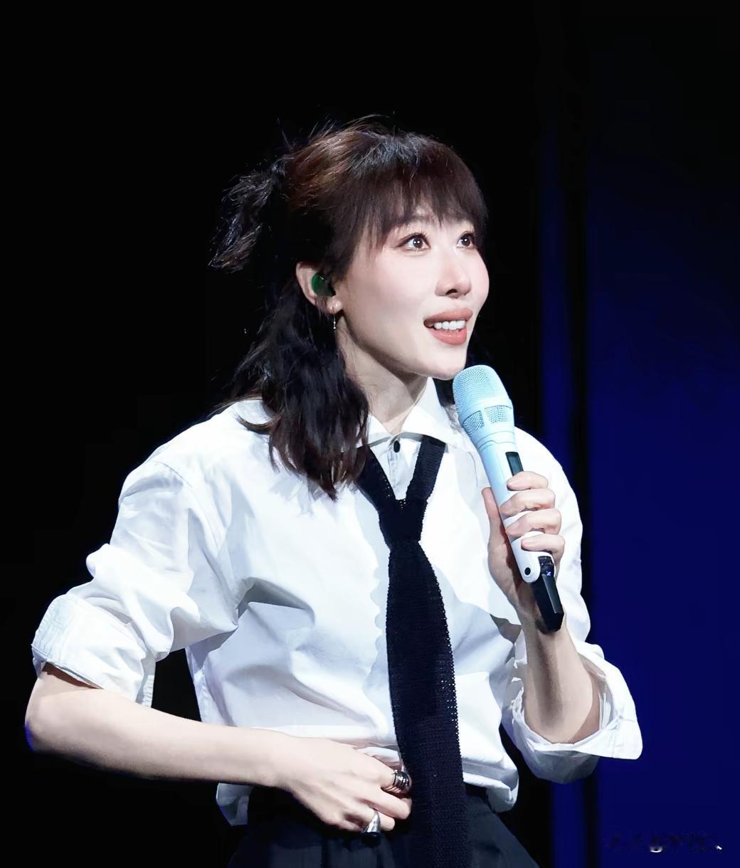 任素汐演唱会全开麦唱26首歌，多首金曲是她独立作词作曲。数次掀起全场万人大合唱，