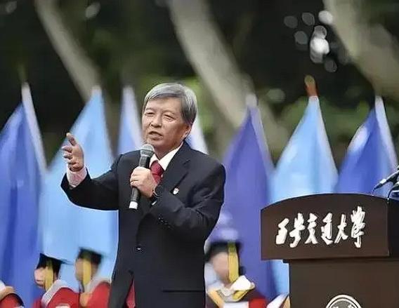 王树国校长说：亲爱的孩子们，人生短暂， 全靠自己，你可以去放肆玩耍，什么事都能去
