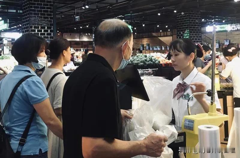 🌟【胖东来经营密码：高薪员工竟成利润引擎？】  
💰95%利润分给员工，月薪