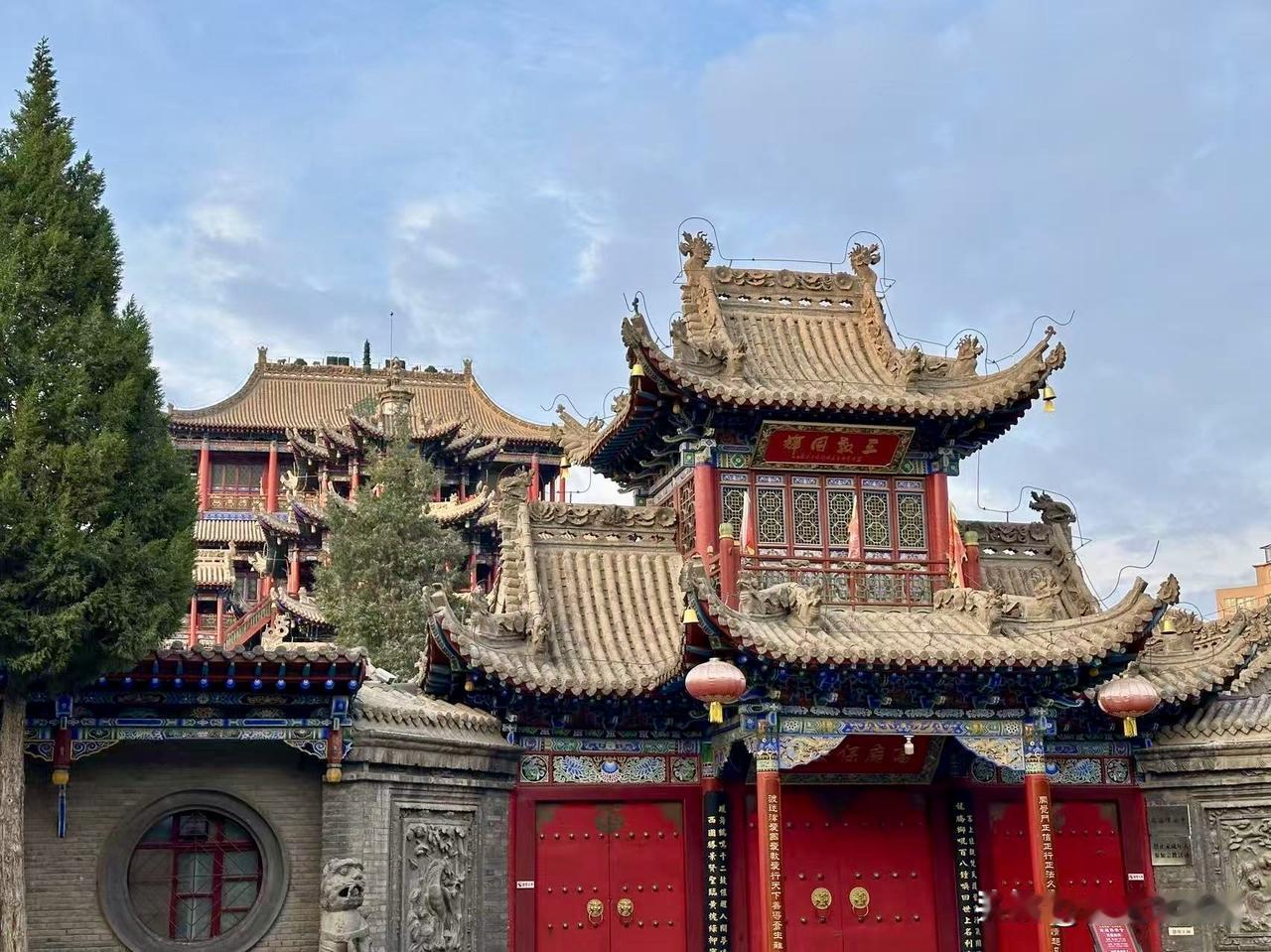 在西北苍茫的版图上，中卫像一扇被风沙轻轻推开的秘境之门。这里，明代的军事遗风刻在