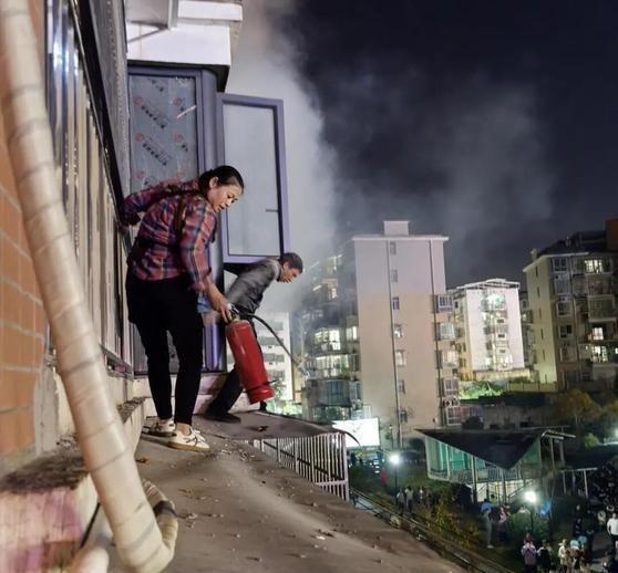 《文明微瞬间 | 突发火灾！他们拎起灭火器就冲上去！》“着火了，着火了！回到家后