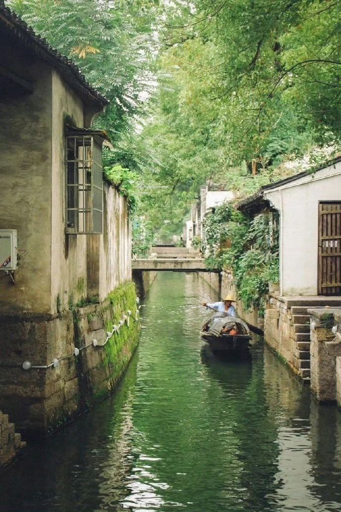 绍兴，江南小调、白墙竹影、小桥流水、老街台门，光是这几个元素，就足够诗意温柔。 