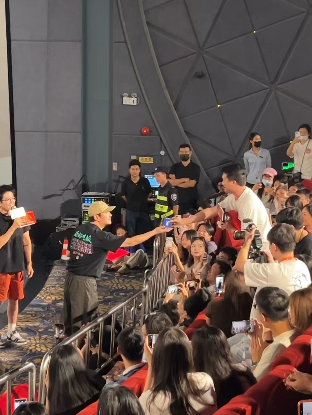 观众给沈腾颁奖观众说沈腾是群众的影帝哈哈哈哈“授予沈腾同志”这证书太有排面了，沈