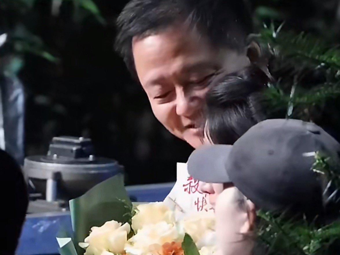 何不同舟渡导演安慰卢昱晓卢昱晓南衣杀青哭了 啊啊啊啊啊，看到美女落泪的时候，也跟