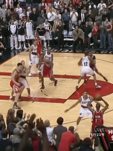 姚明跟文班亚马打球对比图！
图一：姚明投绝杀球，被无情防守。
图二：文班投绝杀球