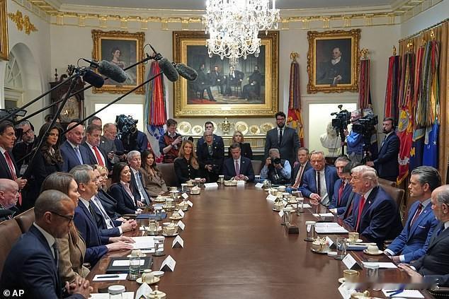 美国土安全部长克里斯蒂·诺姆因明尼阿波利斯移民执法冲突问题深陷困境，多名民主党议