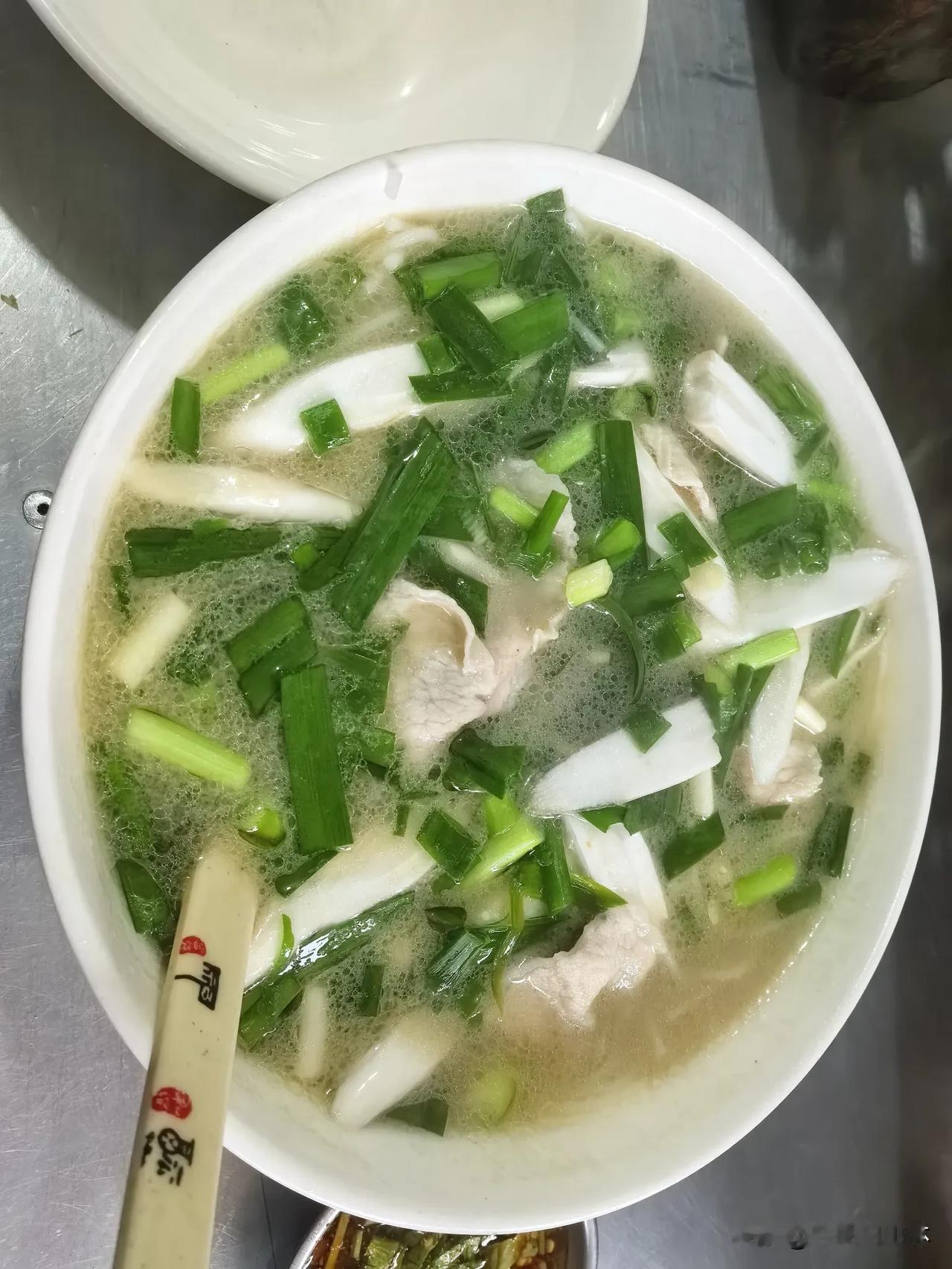 七律·建水草芽米线
建水珍馐韵致长，
草芽入馔焕华芳。
柔茎嫩若云间露，
细缕清