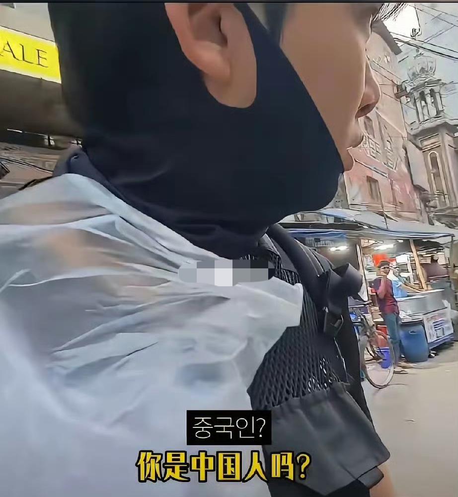 韩国博主冒充中国人在孟加拉爷爷家蹭吃蹭喝，爷爷一家人以为他是中国人，还给他做了桌