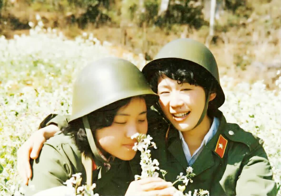 1986年老山战场照，死吻，那名救护女护士张茹，后来怎样了？