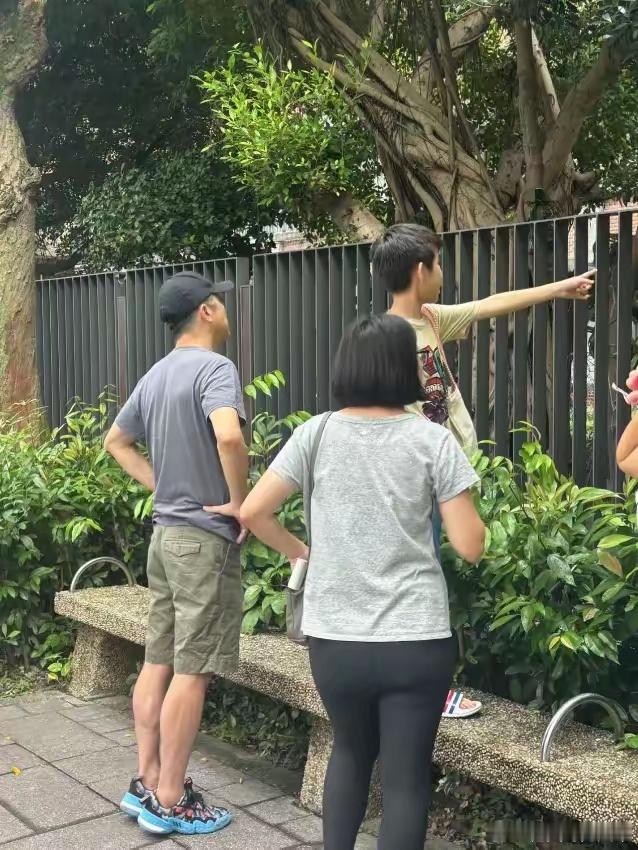 64岁庾澄庆接女儿放学，隔着栅栏拼命往里看，7岁儿子侧脸被拍……​和伊能静离婚后