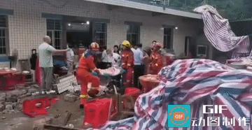 喜事变悲剧！升学宴雨棚突然坍塌，喜庆宴席变成救援现场
 
本该热热闹闹的升学喜宴