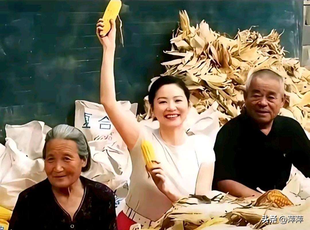 2008年林青霞回山东老家省亲的珍贵照片。54岁的她全无明星架子，和叔公叔婶一起