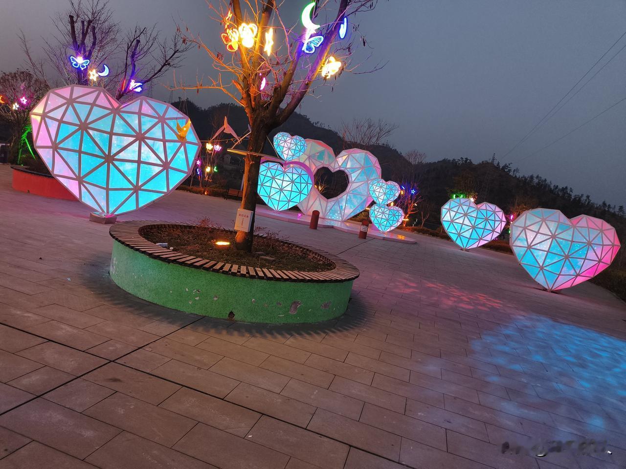 今晚出门溜达，随手拍了张夜景，那感觉，绝了！