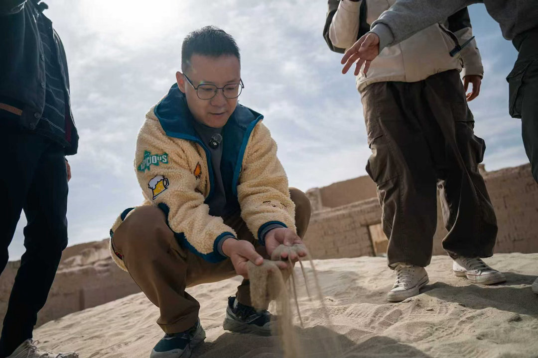 这是一次关于空间和时间的旅程。五六十年代，冷湖镇的石油小镇，不断地产出工业血液，