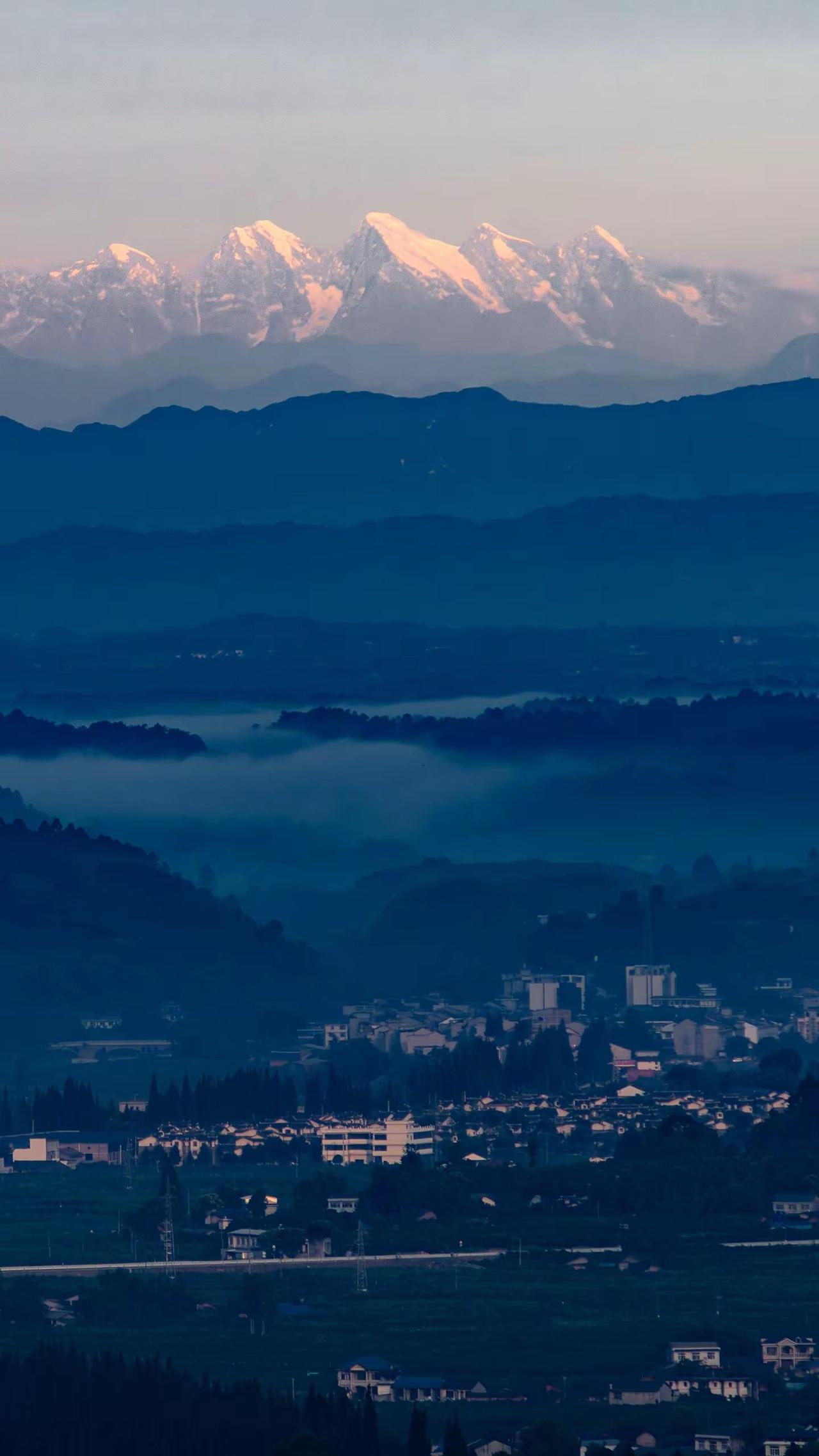 这道风景的含金量只有成都人才懂吧。雪山下的公园城市 贡嘎雪山日照金山
