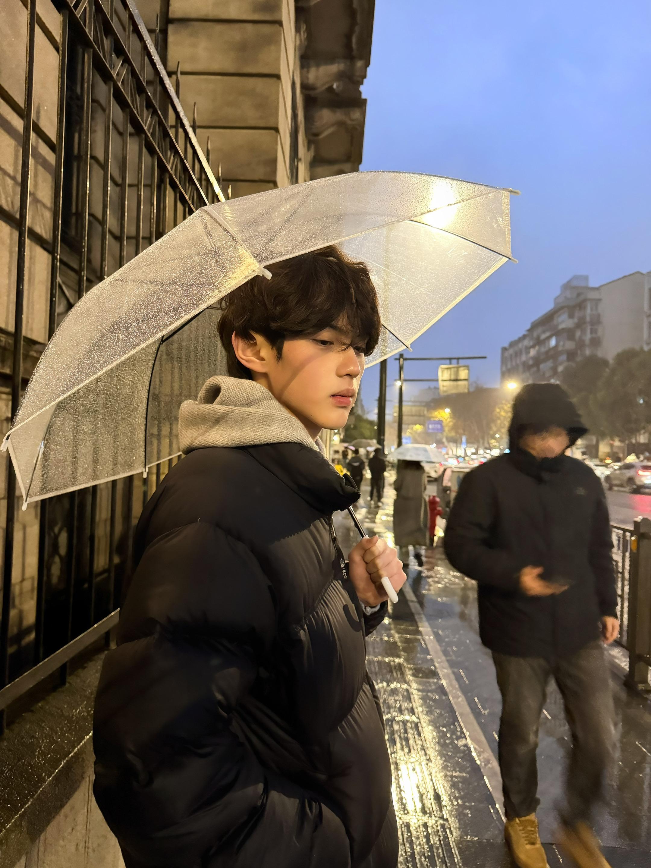 人之所以难过 是因为曾经所憧憬 信任的一切在某一瞬间突然崩塌