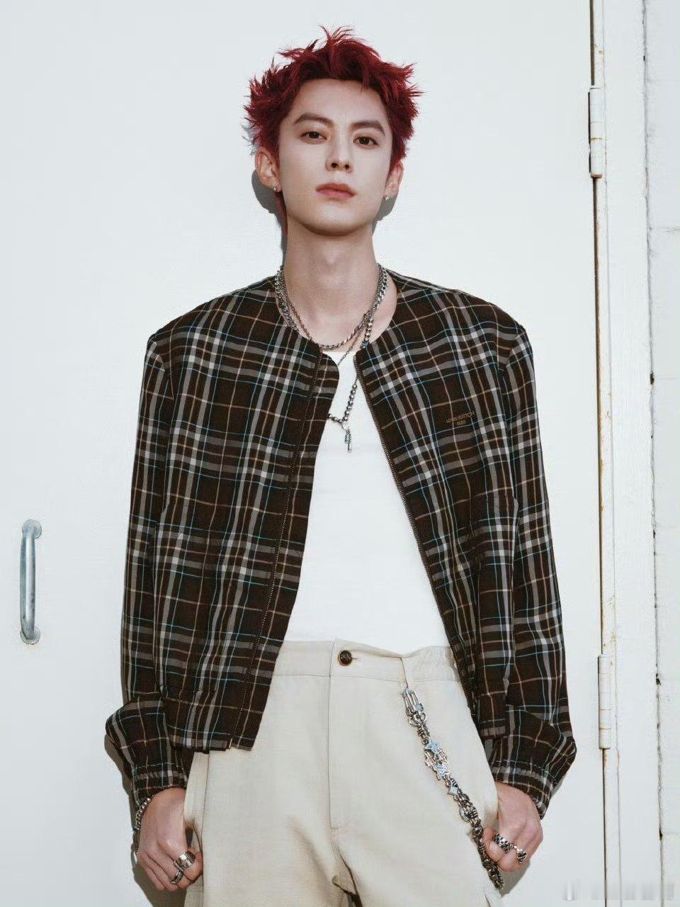 王鹤棣在NBA宣传星河入梦 别错过这个百变徐天彪！王鹤棣手持星河入梦扇子现身NB