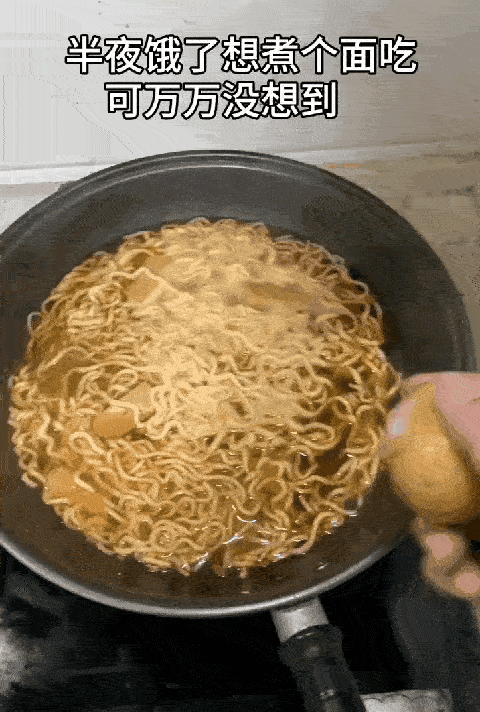 你永远不知道下一颗鸡蛋是啥色的。
所以不能直接往锅里放，需要一颗一颗的磕在碗里，