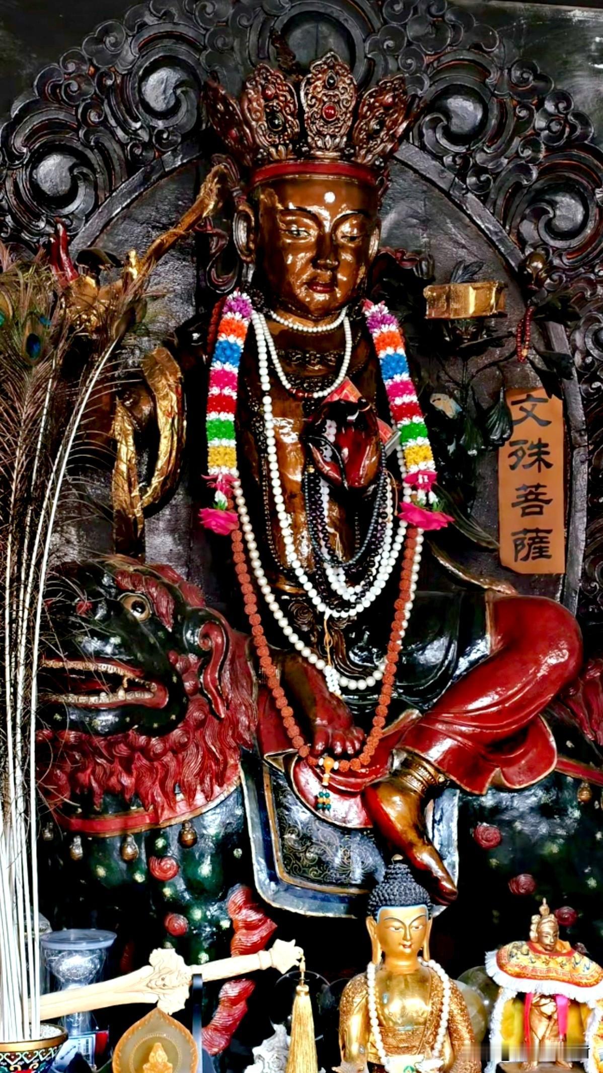 五台山少见的黑文殊，就在大白塔下
来塔院寺，大家都忙着打卡大白塔，却常常忽略大殿